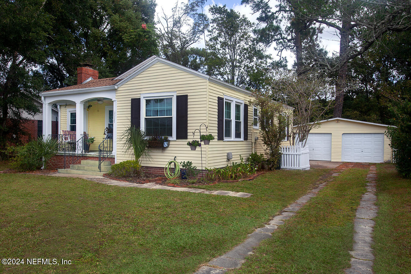 1117 Old Hickory Road Jacksonville, FL 32207 - Photo 1 of 14 a front view of house with yard and green space