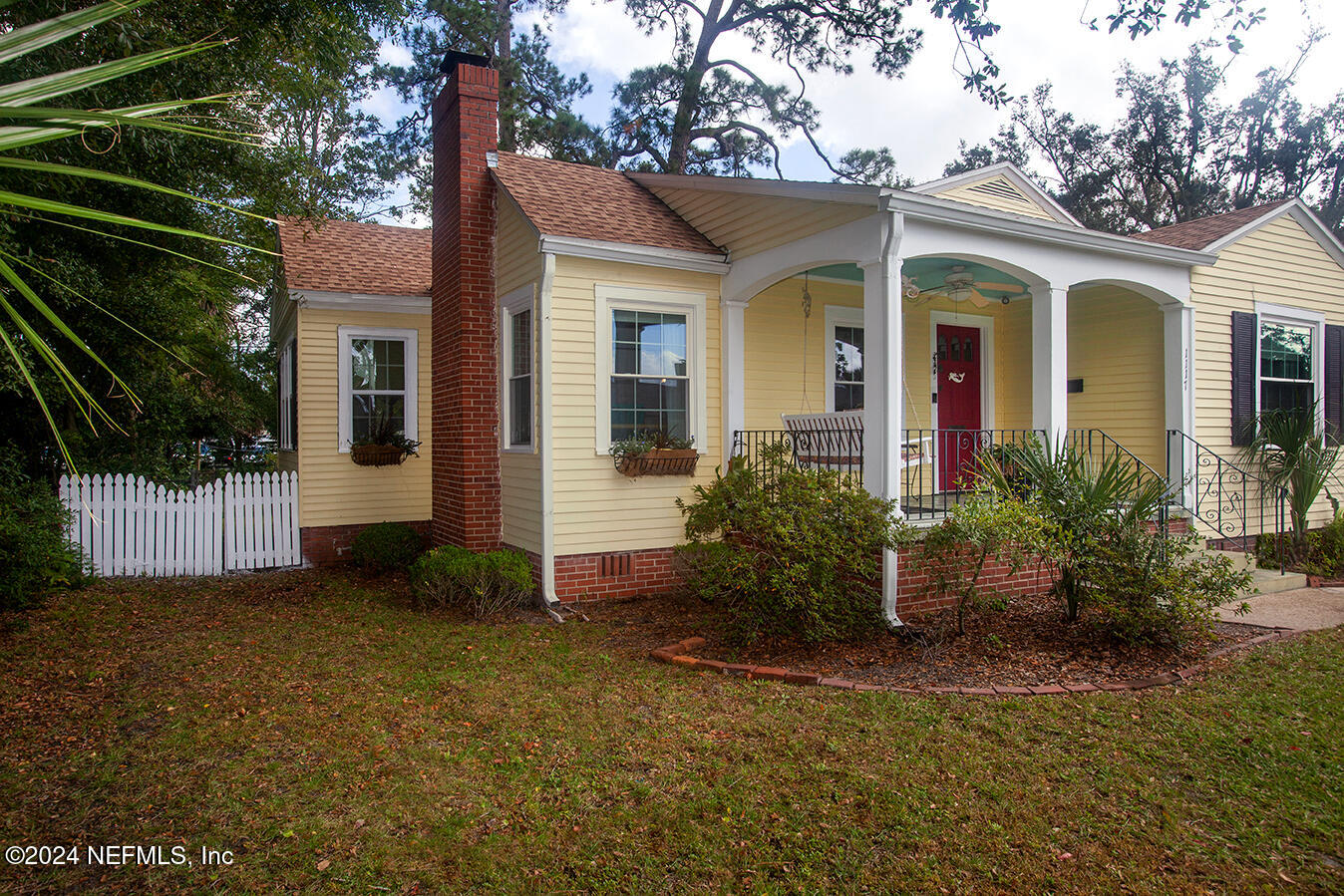 1117 Old Hickory Road Jacksonville, FL 32207 - Photo 3 of 14 a view of a house with backyard and garden