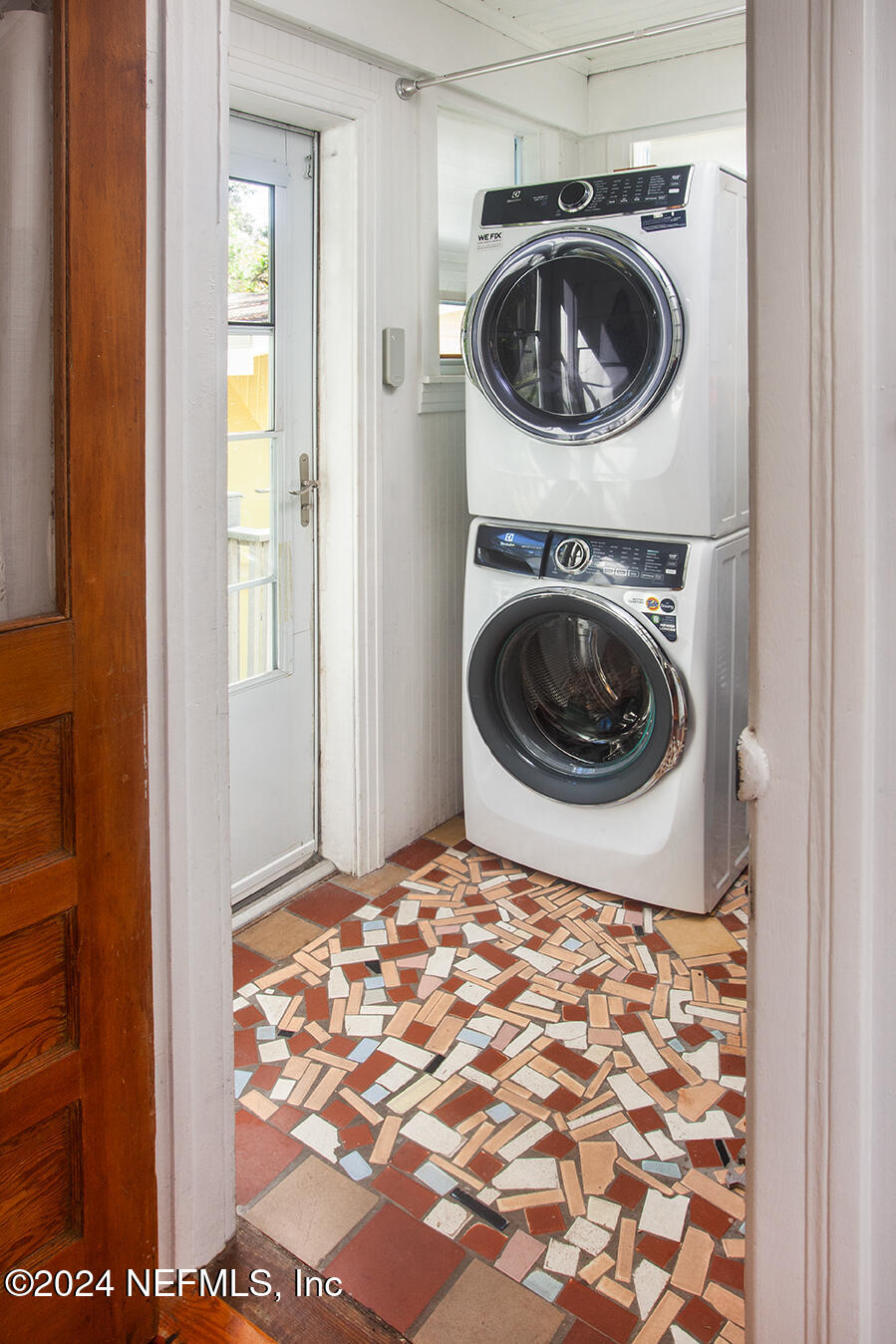 1117 Old Hickory Road Jacksonville, FL 32207 - Photo 8 of 14 a utility room with washing machine