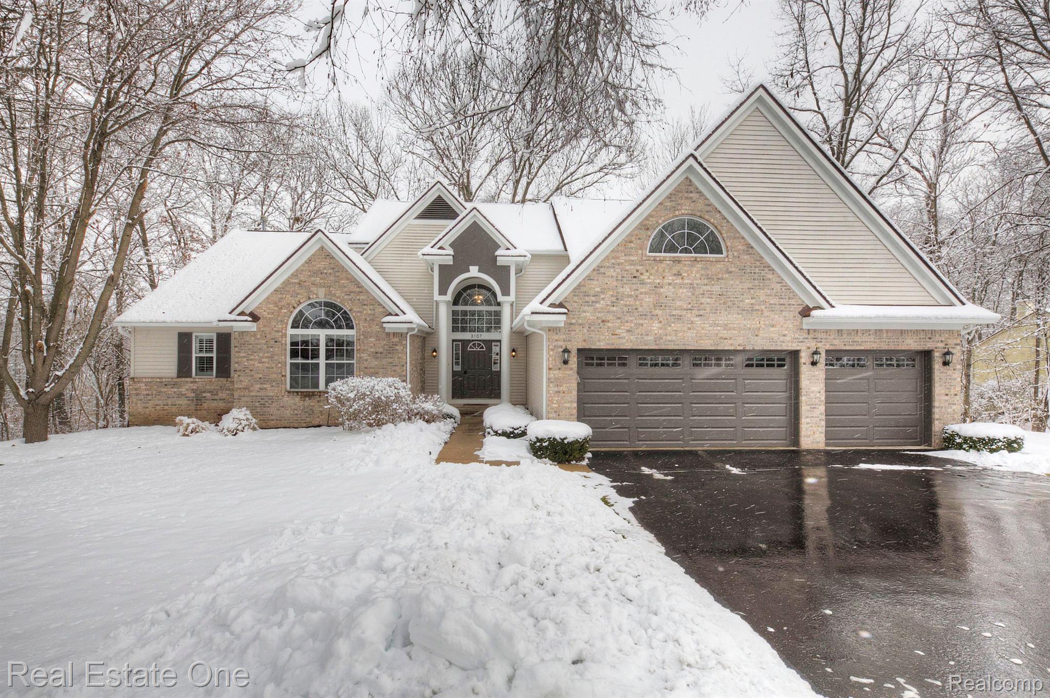 3107 Hunters Way Pinckney, MI 48169 - Photo 1 of 80 Gallery Image 1