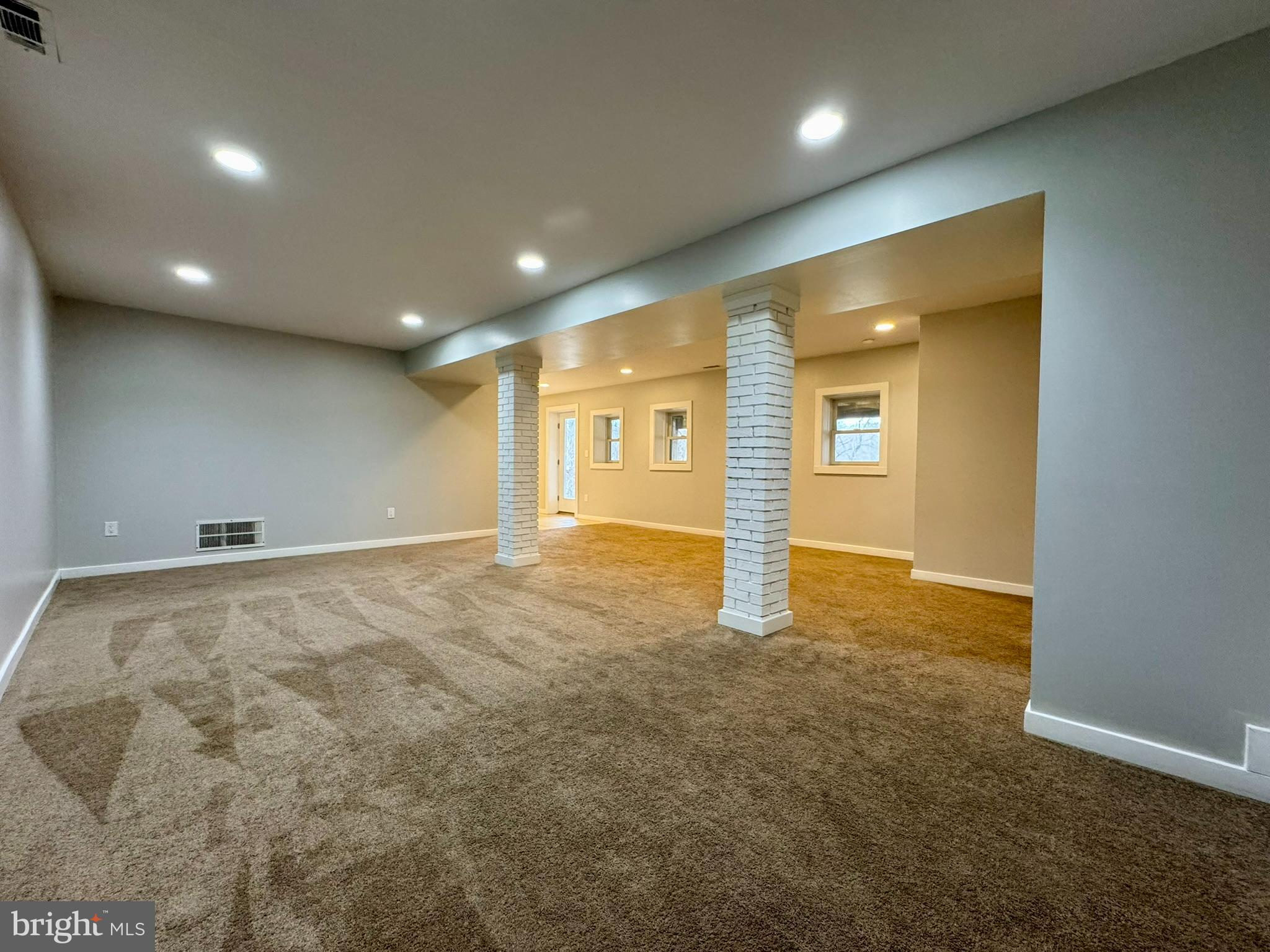 9813 Moyer Road Damascus, MD 20872 - Photo 21 of 31 an empty room with a natural light