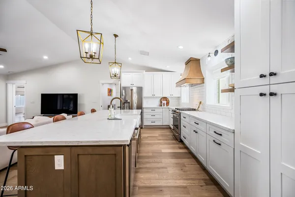 a large kitchen with kitchen island a large island in it