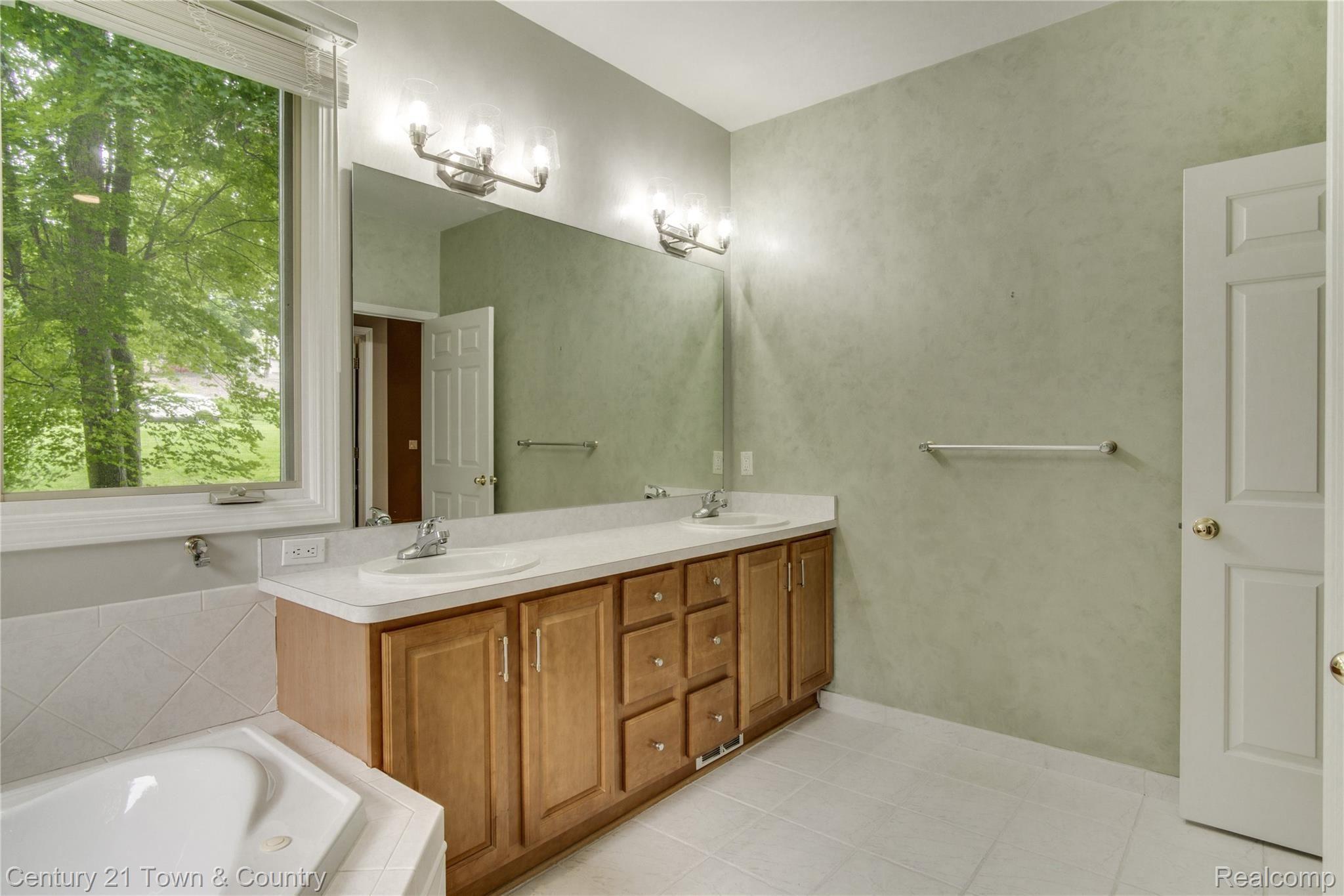 1116 Blue Ridge Drive Clarkston, MI 48348 - Photo 27 of 54 Interiors (26 of 42).jpg