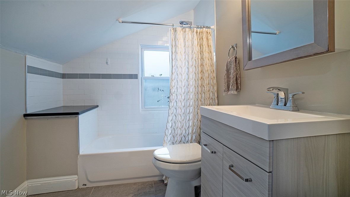 2578 Queenston Road Cleveland Heights, OH 44118 - Photo 23 of 27 Second Floor Full Bath