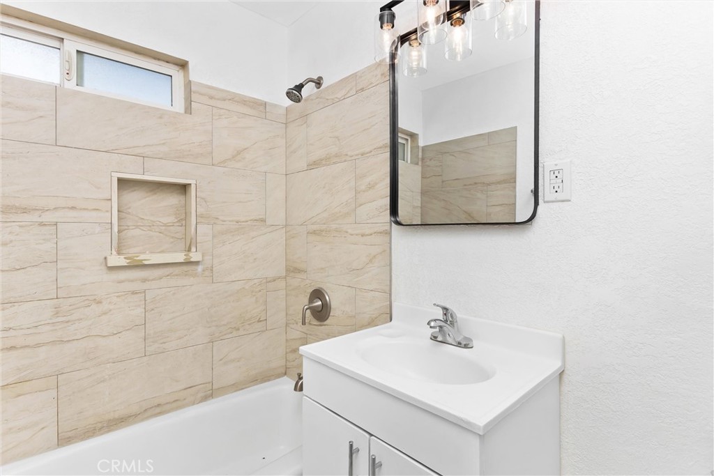 15944 Wintun Road Apple Valley, CA 92307 - Photo 19 of 53 Shared full bath