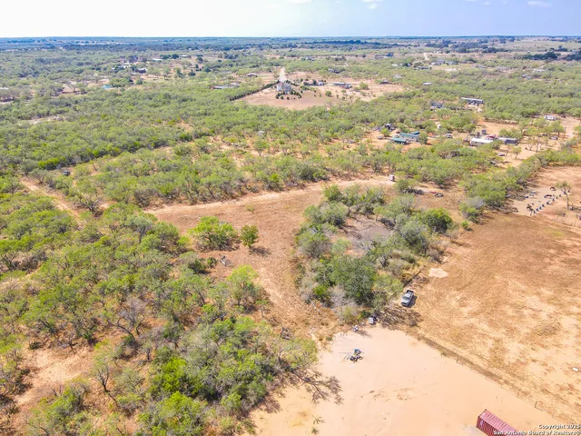 $480,000 | 608 Country Breeze, Floresville, TX 78114