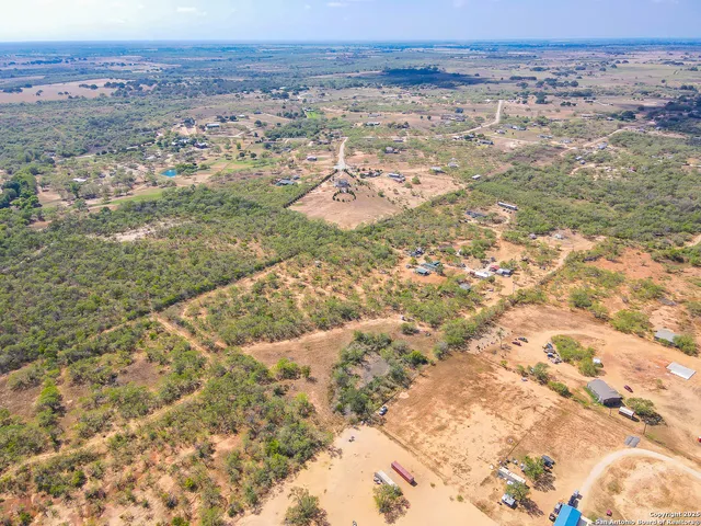 $480,000 | 608 Country Breeze, Floresville, TX 78114