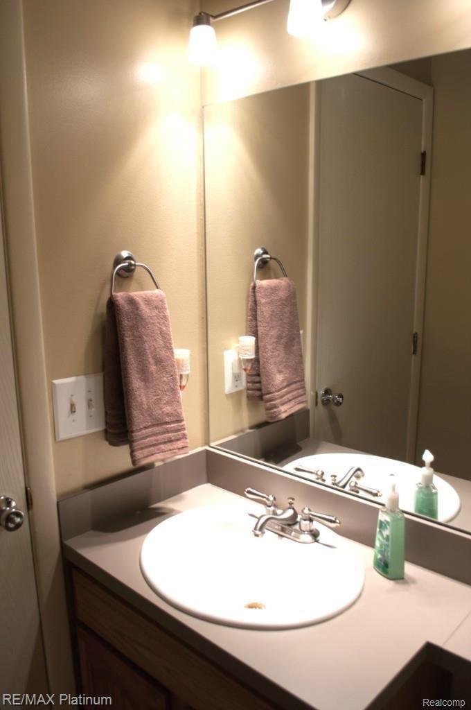 43443 Proctor Road Canton, MI 48188 - Photo 13 of 29 19 2nd floor bathroom1.jpg