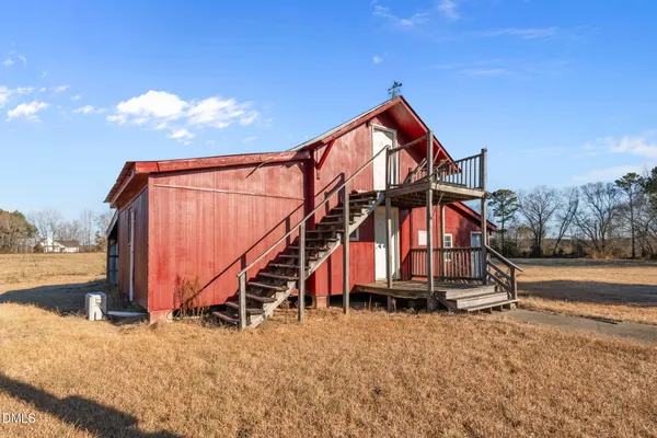 a view of a house with backyard and trees