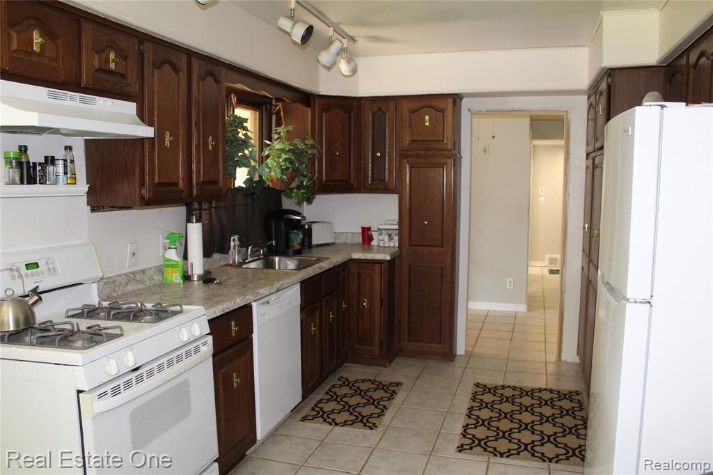 8259 Chilson Road Pinckney, MI 48169 - Photo 11 of 37