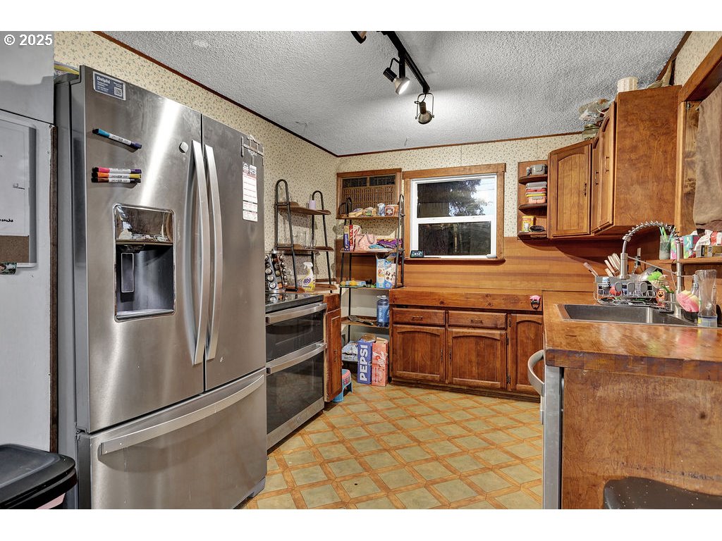 154 37th Street Springfield, OR 97478 - Photo 14 of 32