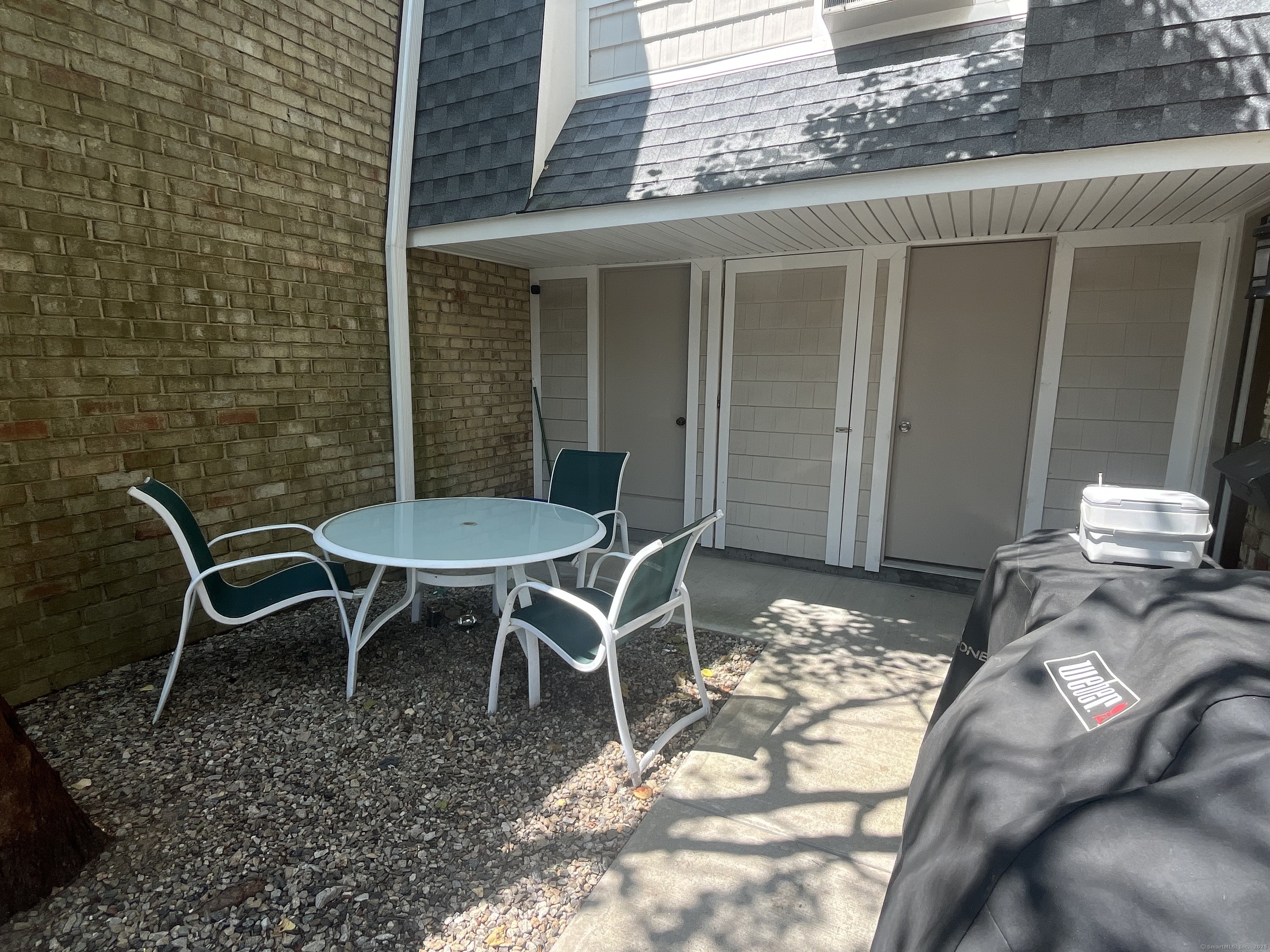 199 Gregory Boulevard, Unit E4 Norwalk, CT 06855 - Photo 13 of 18 a view of a outdoor seating area