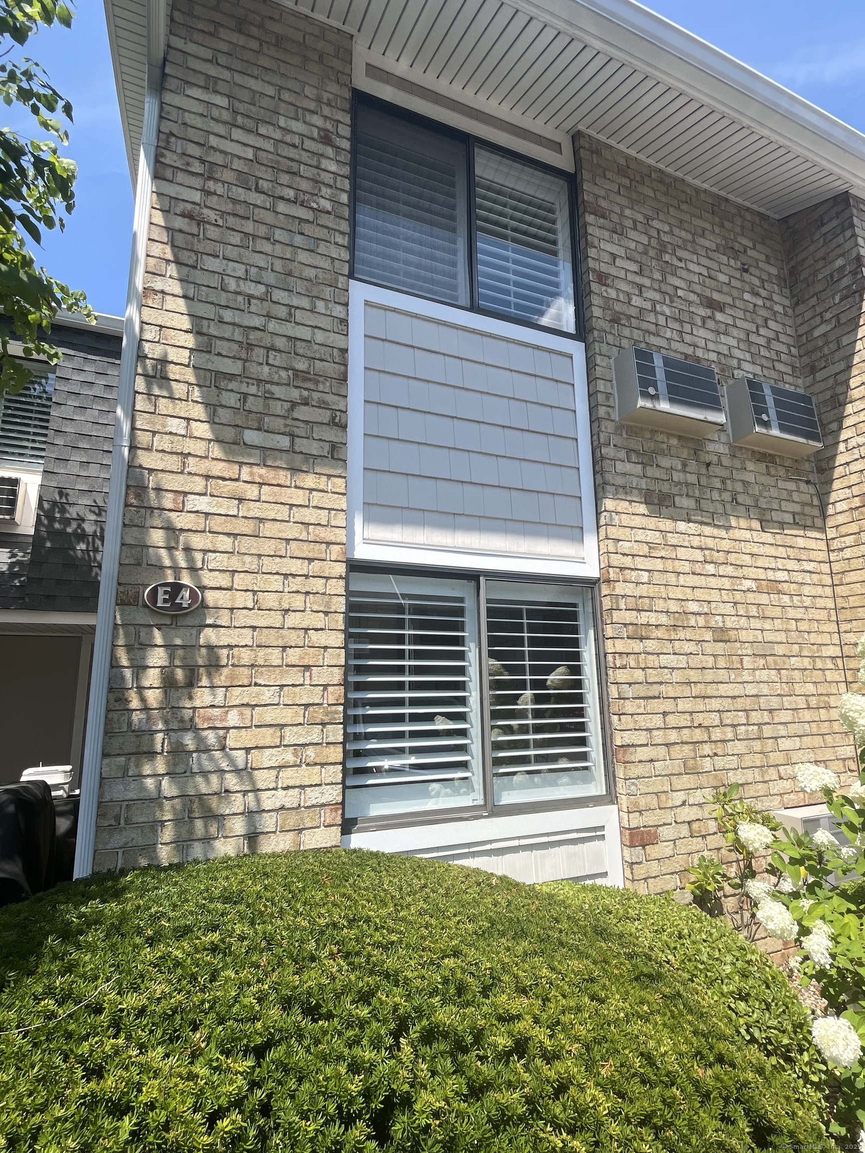 199 Gregory Boulevard, Unit E4 Norwalk, CT 06855 - Photo 14 of 18 a view of a backyard