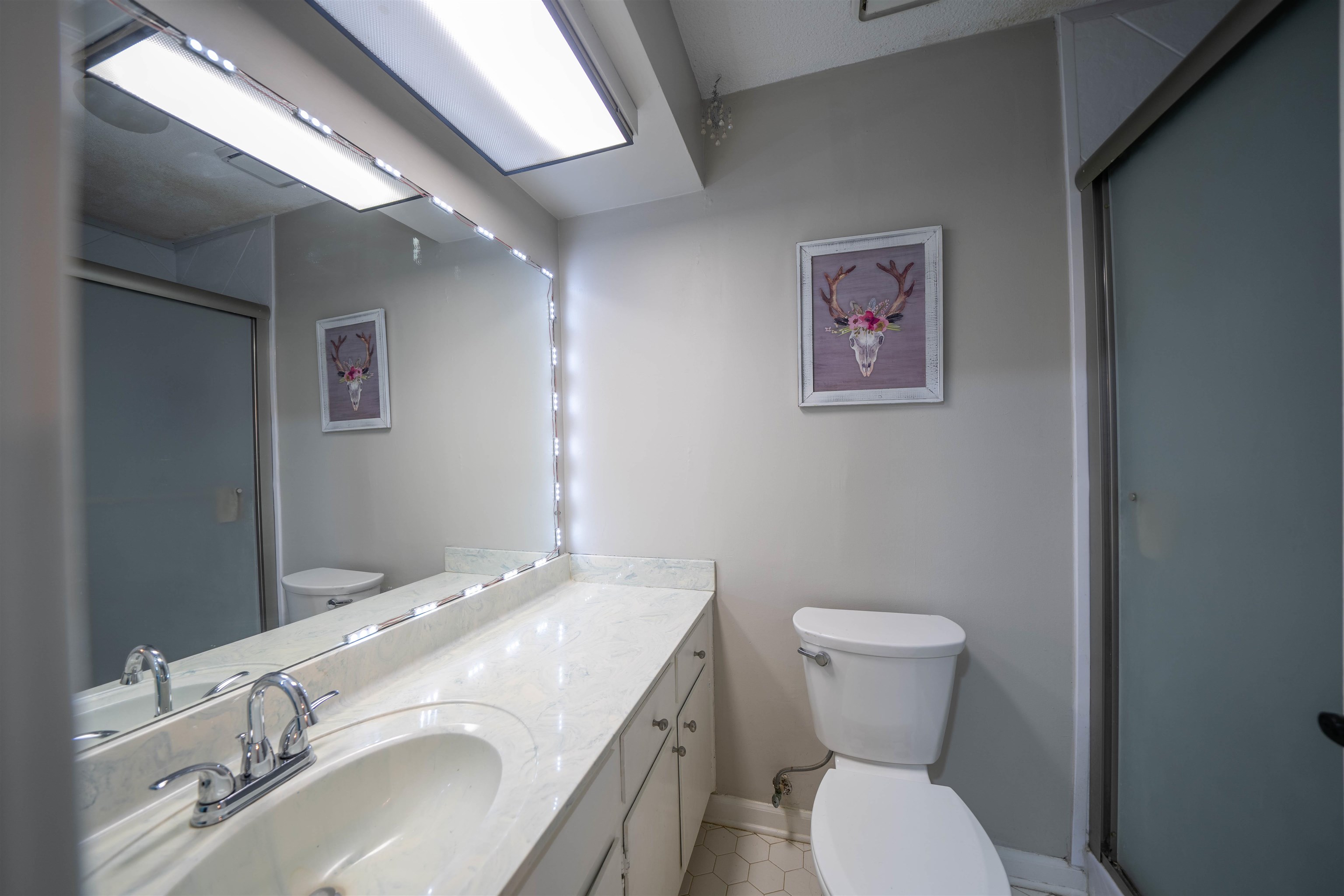 285 Woodbridge Road Somerville, TN 38068 - Photo 11 of 24 a bathroom with a toilet sink and mirror