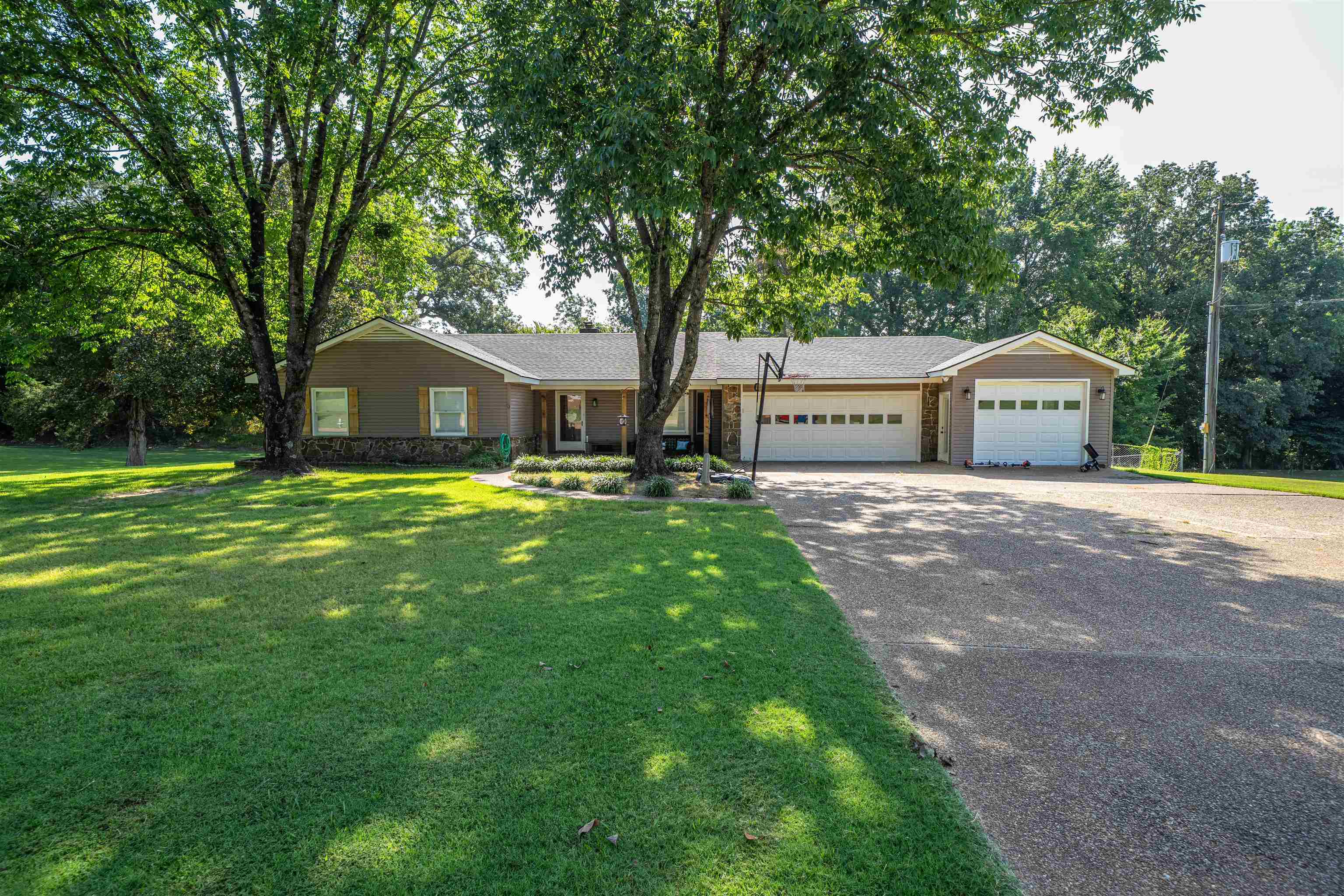 285 Woodbridge Road Somerville, TN 38068 - Photo 23 of 24 a front view of a house with garden