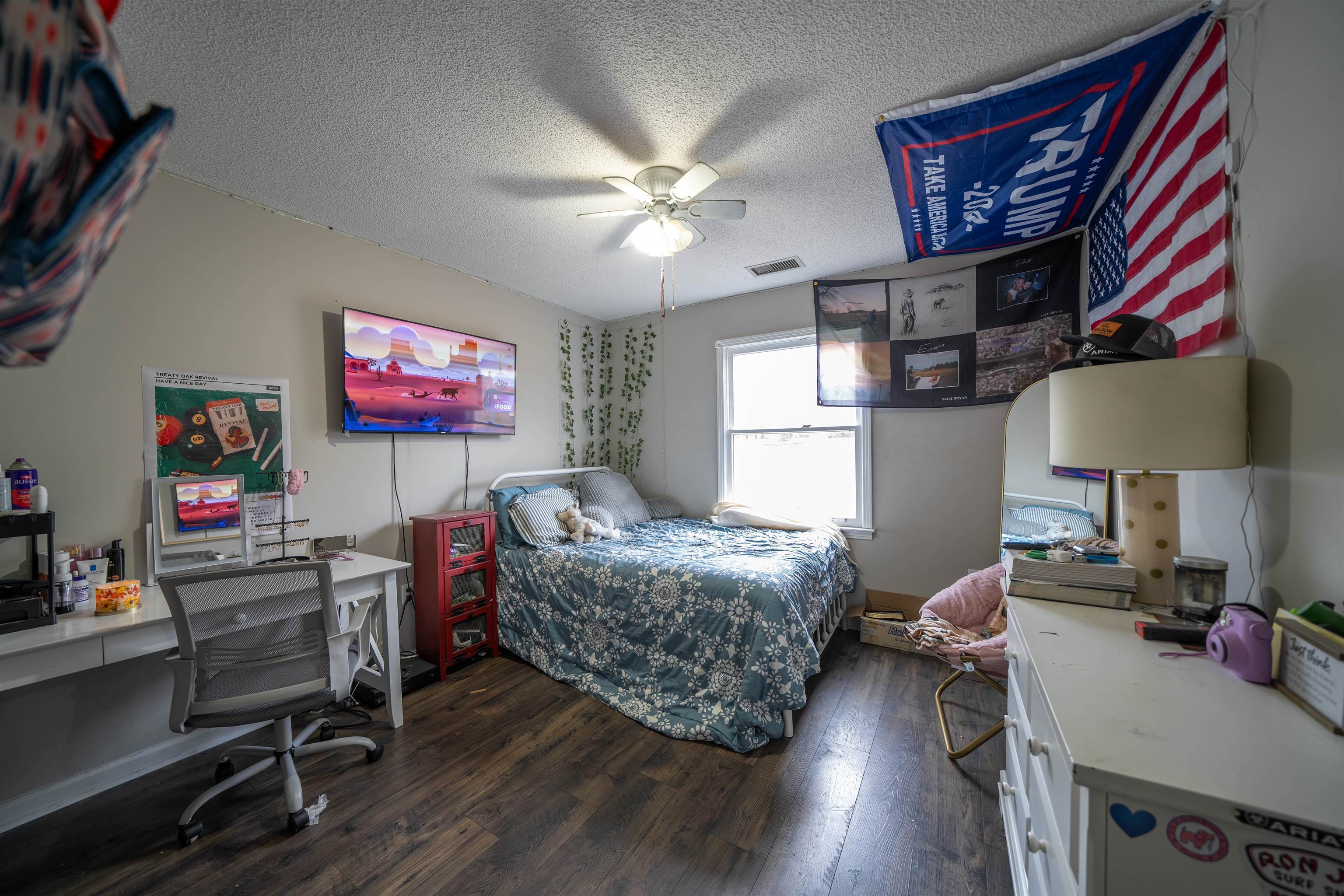 285 Woodbridge Road Somerville, TN 38068 - Photo 10 of 24 a living room with furniture and a flat screen tv