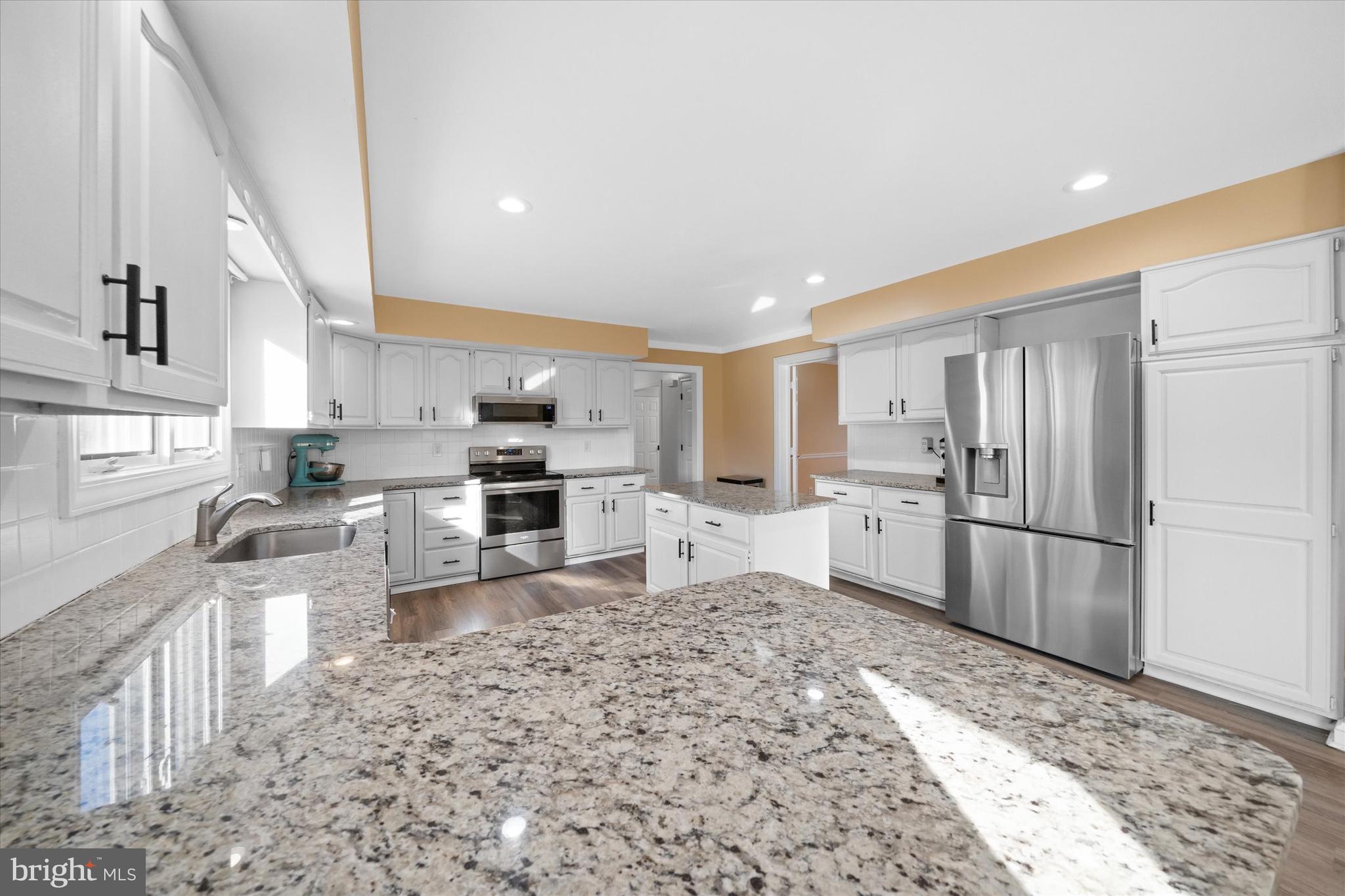 29 Hillstream Road Newark, DE 19711 - Photo 27 of 79 Kitchen w/gleaming granite and ss appliances