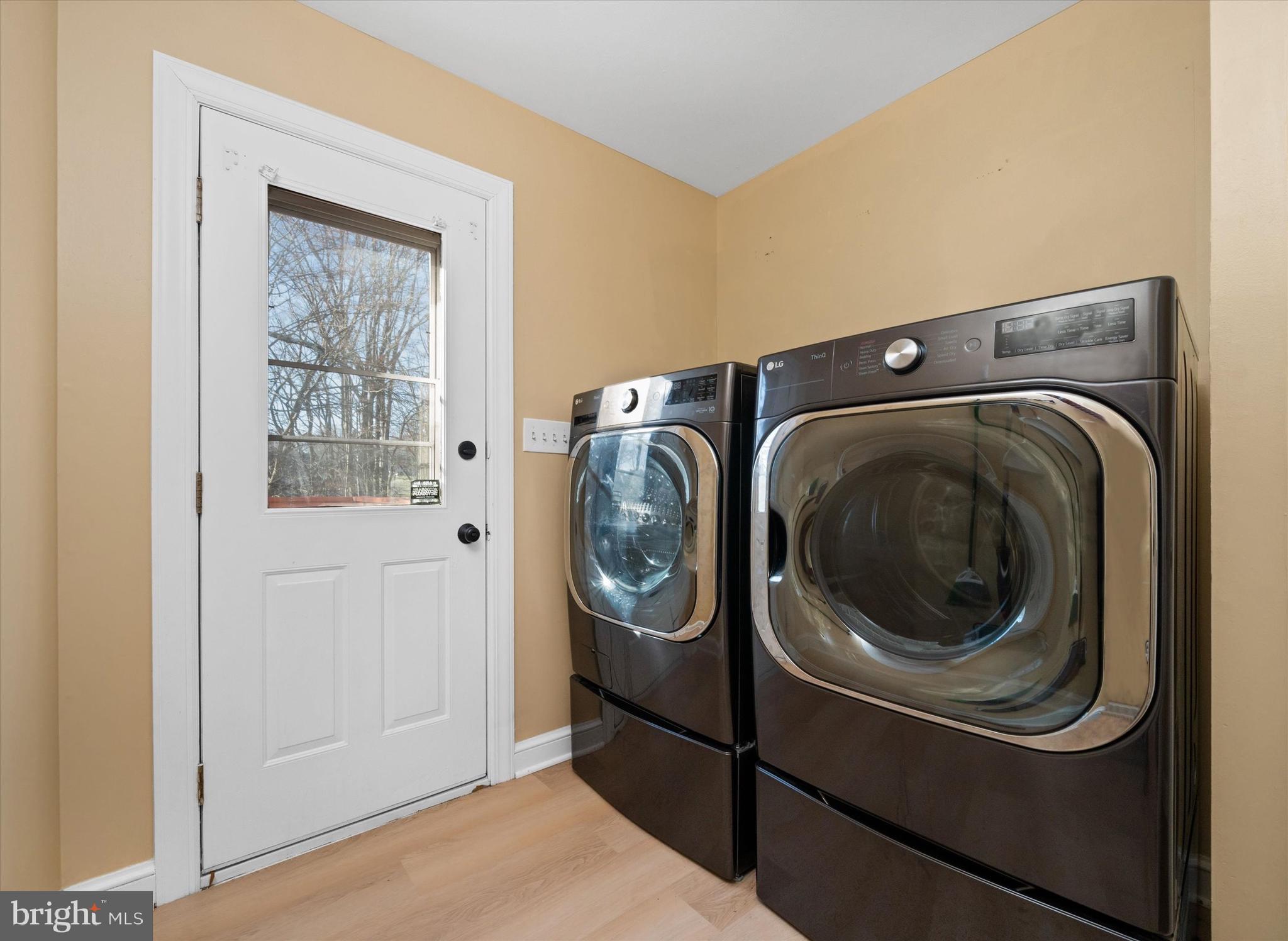 29 Hillstream Road Newark, DE 19711 - Photo 10 of 79 Main Flr Laundry Room - door to back deck