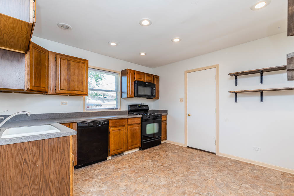 5701 West 81st Street Burbank, IL 60459 - Photo 4 of 12