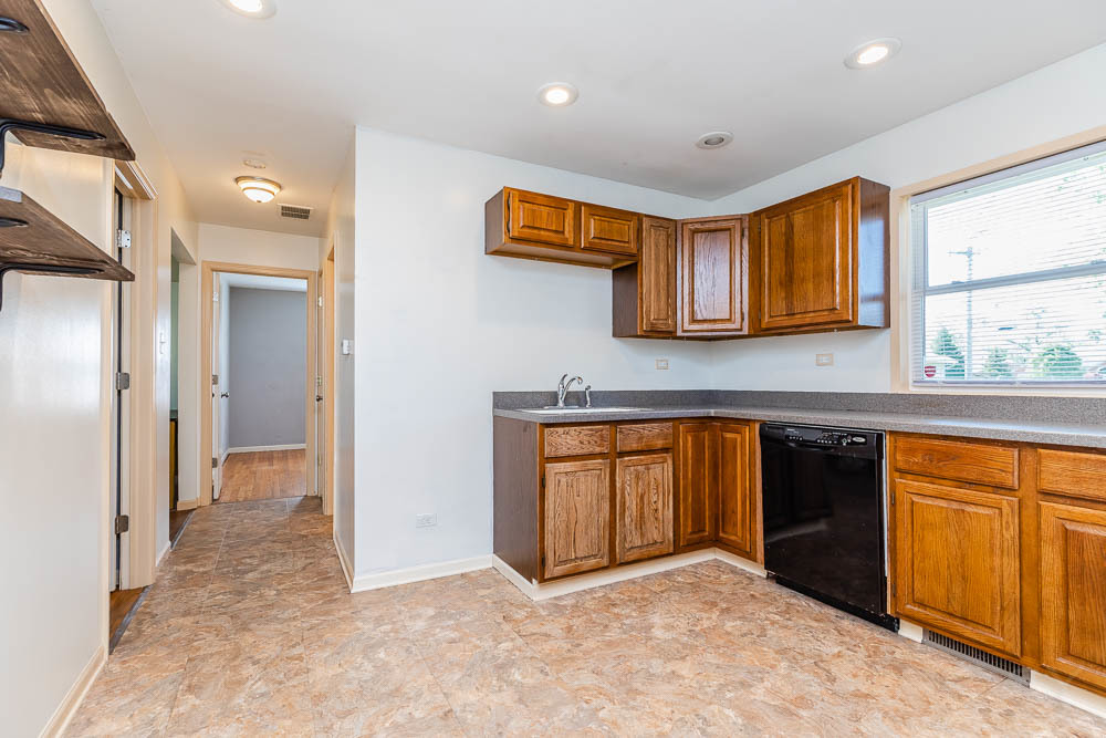 5701 West 81st Street Burbank, IL 60459 - Photo 5 of 12