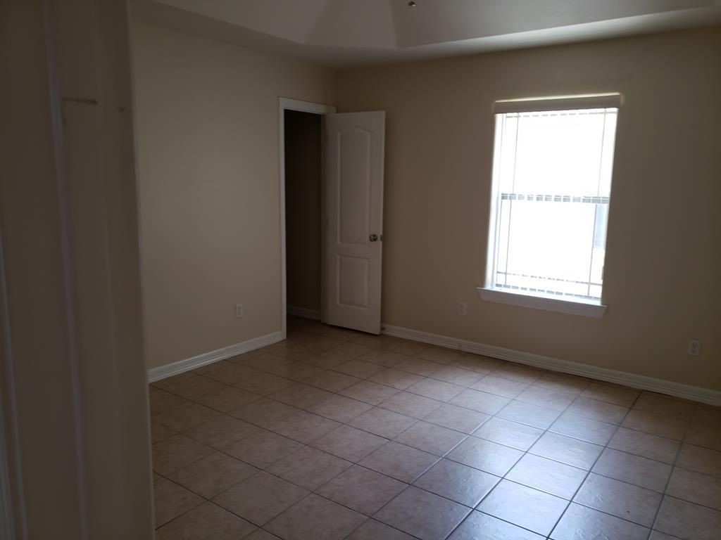 3902 South Radisson Avenue Pharr, TX 78577 - Photo 2 of 8 an empty room with a window