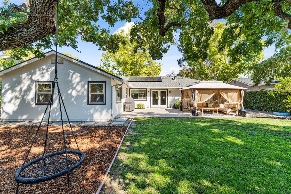 a view of a house with backyard