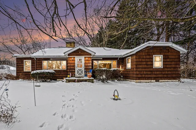 $300,000 | 3633 Lakeshore Drive, St. Joseph, MI 49085