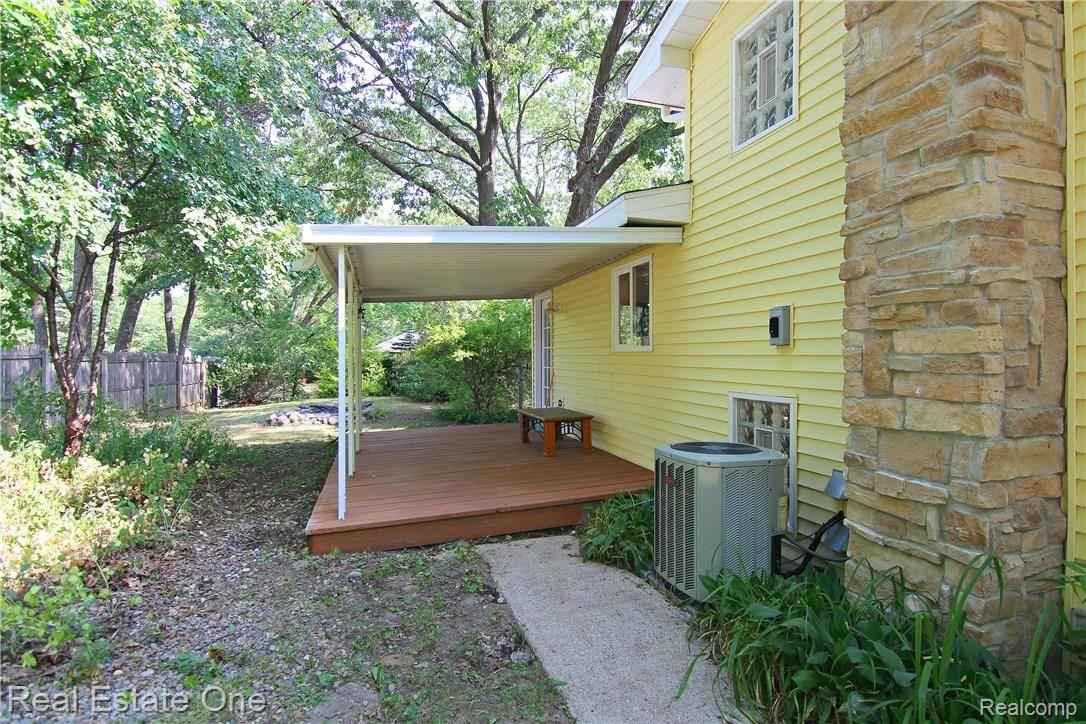 3585 Center Road Highland, MI 48357 - Photo 4 of 24 jCenter Rd Back Deck.jpg