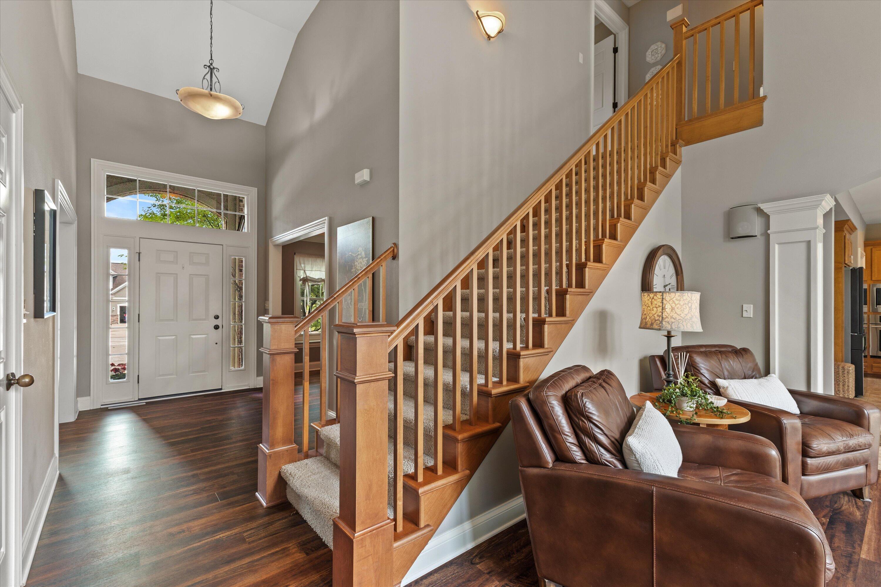 1822 Coach House Court Racine, WI 53406 - Photo 4 of 33 Foyer with Vaulted Ceiling