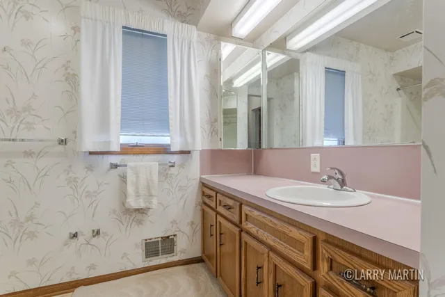 $250,000 | 2098 Cranbrook Drive Northeast, Grand Rapids, MI 49505