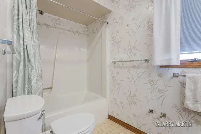 $250,000 | 2098 Cranbrook Drive Northeast, Grand Rapids, MI 49505