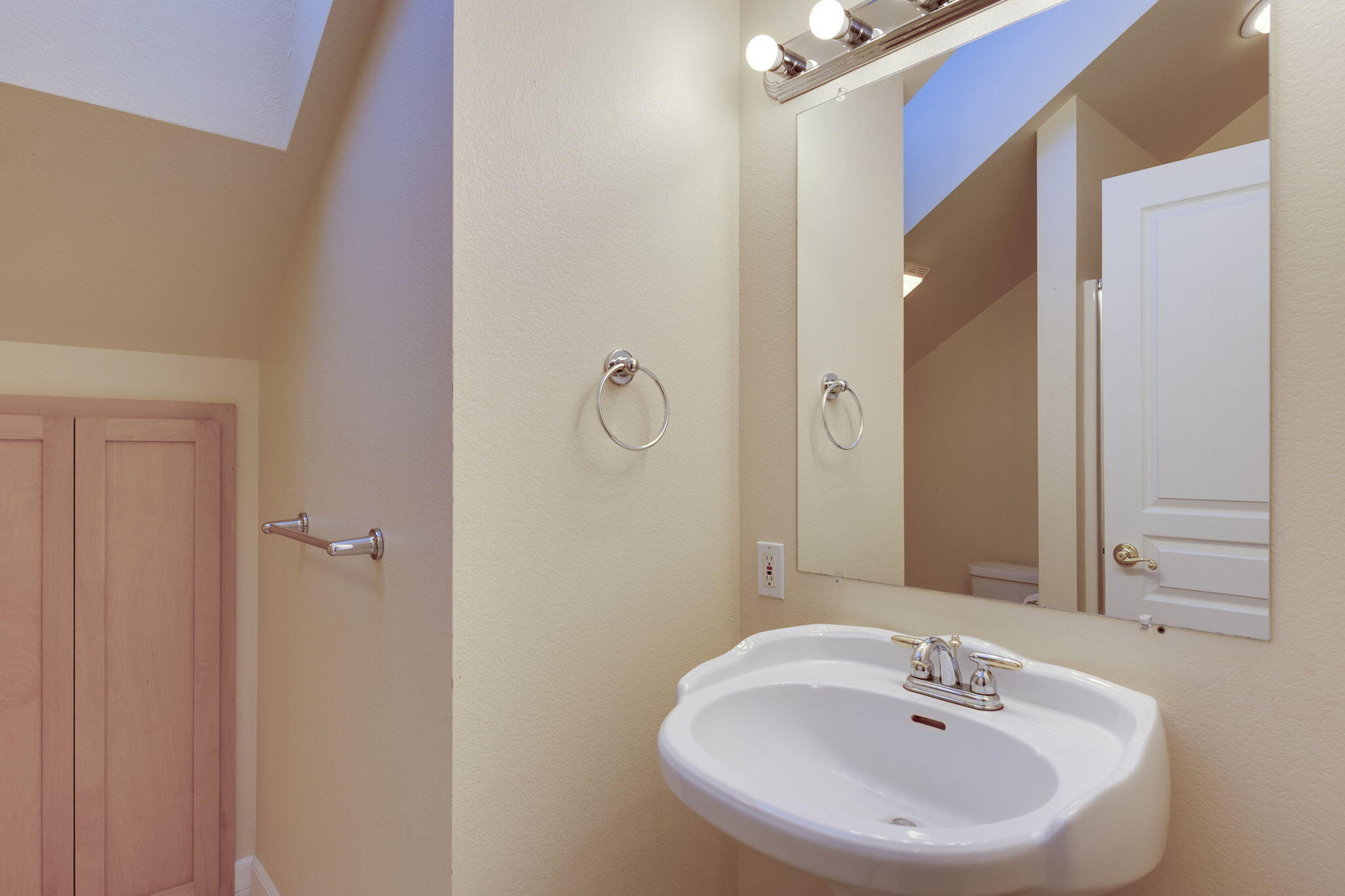 141 Southwest 17th Street, Unit 3 Bend, OR 97702 - Photo 20 of 37 16-web-or-mls-141 SW 17th St, Bend-16