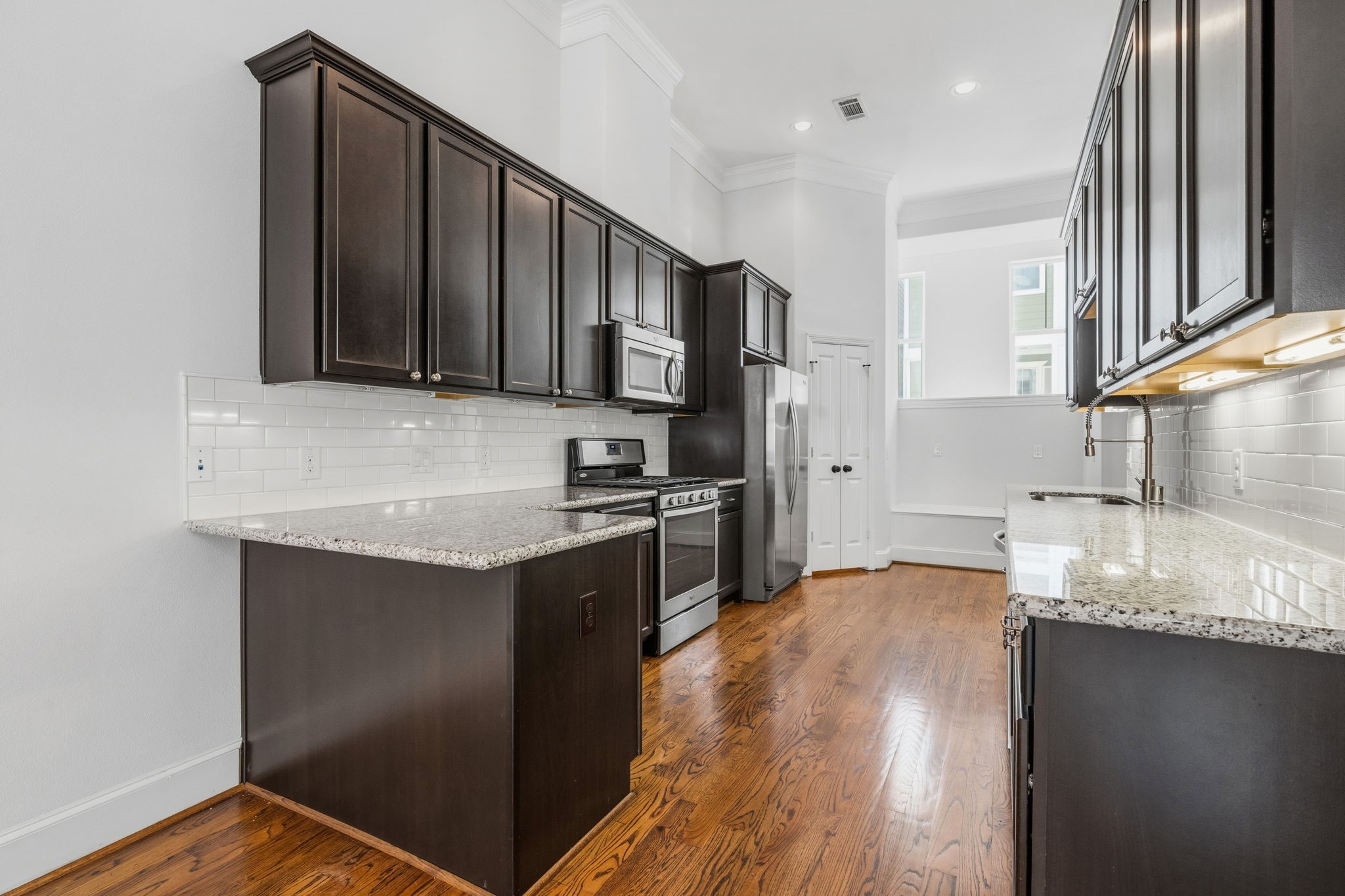 617 West 24th Street Houston, TX 77008 - Photo 12 of 28 a kitchen with granite countertop a sink stove and refrigerator