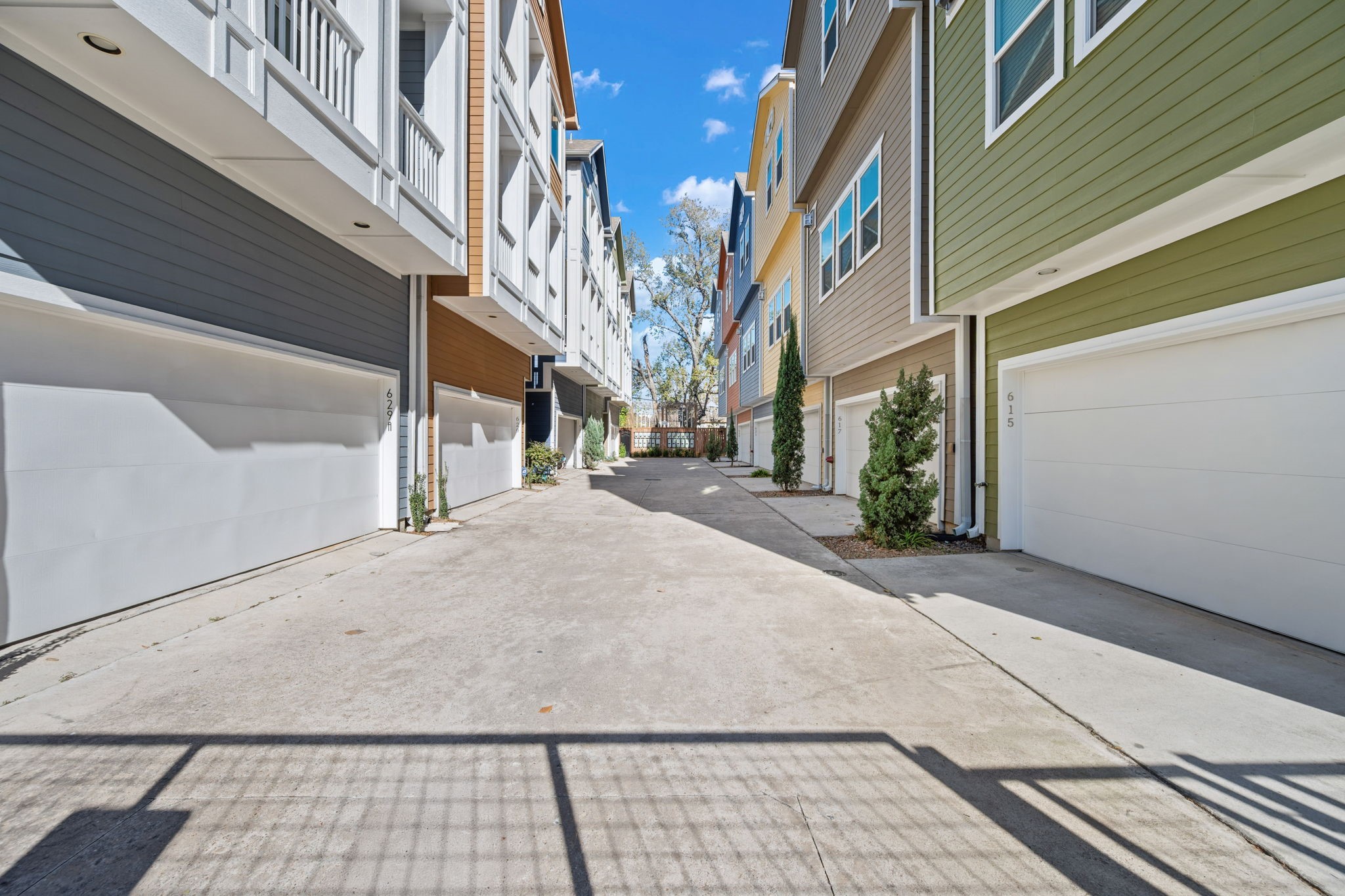 617 West 24th Street Houston, TX 77008 - Photo 28 of 28 a view of a building from a balcony
