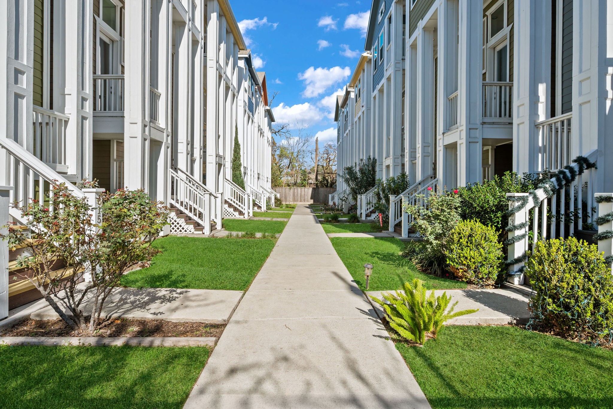 617 West 24th Street Houston, TX 77008 - Photo 3 of 28 a view of a pathway both side of the house