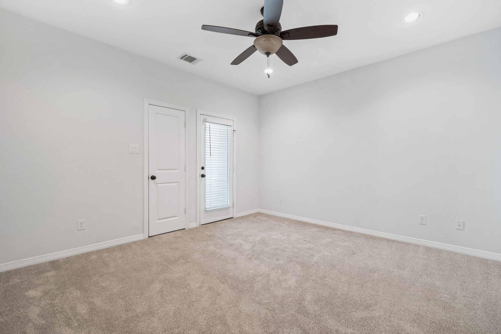 617 West 24th Street Houston, TX 77008 - Photo 5 of 28 an empty room with a ceiling fan and a window