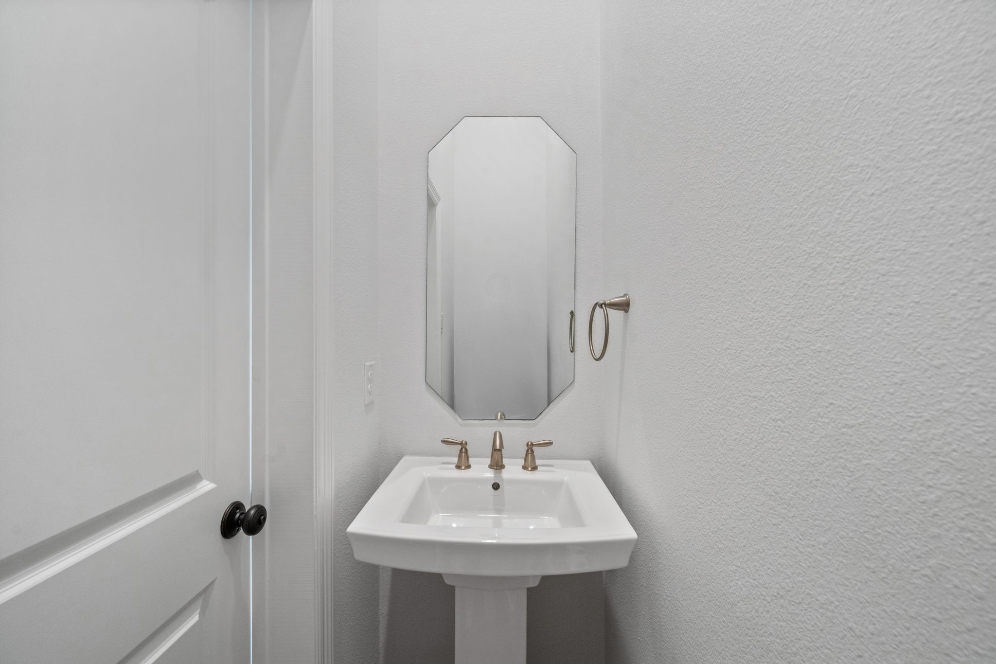 617 West 24th Street Houston, TX 77008 - Photo 7 of 28 a bathroom with a sink and a mirror
