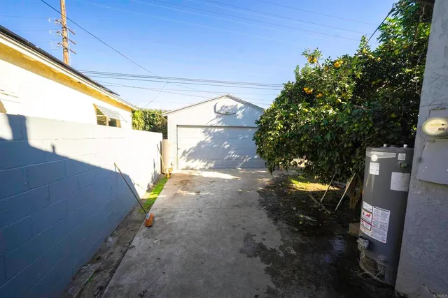 a view of a back yard of the house