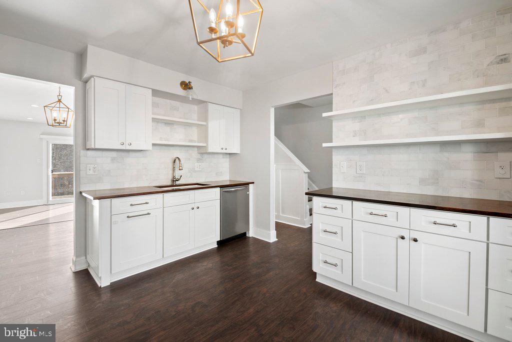 7472 Setting Sun Way Columbia, MD 21046 - Photo 8 of 40 a kitchen with cabinets and wooden floor