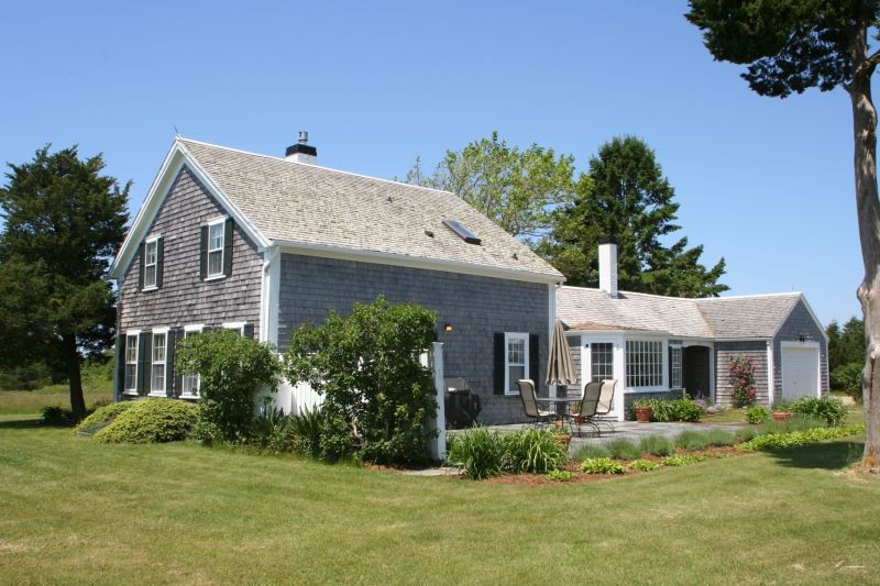 31 Butler's Cove Road Edgartown, MA 02539 - Photo 2 of 24 front view of a house with a yard