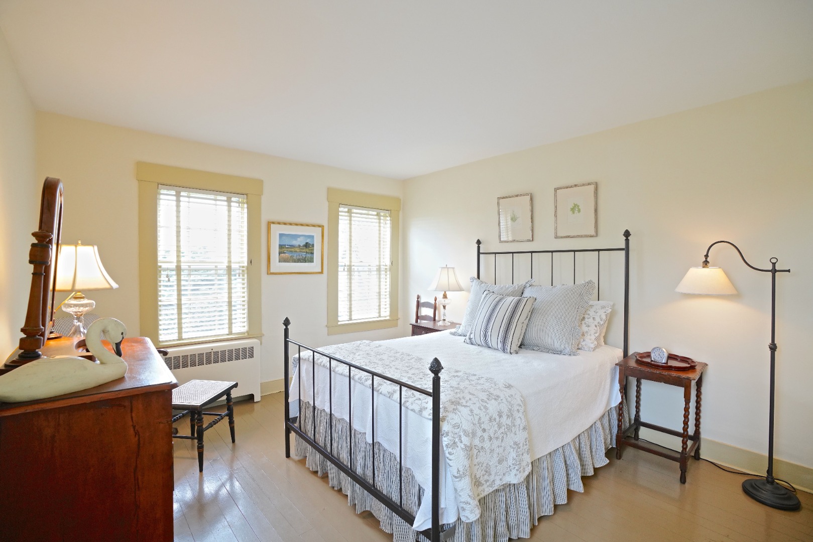 31 Butler's Cove Road Edgartown, MA 02539 - Photo 7 of 24 a bedroom with a bed and a table