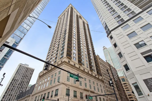 $574,900 | 10 East Delaware Place, Unit 9C, Chicago, IL 60611