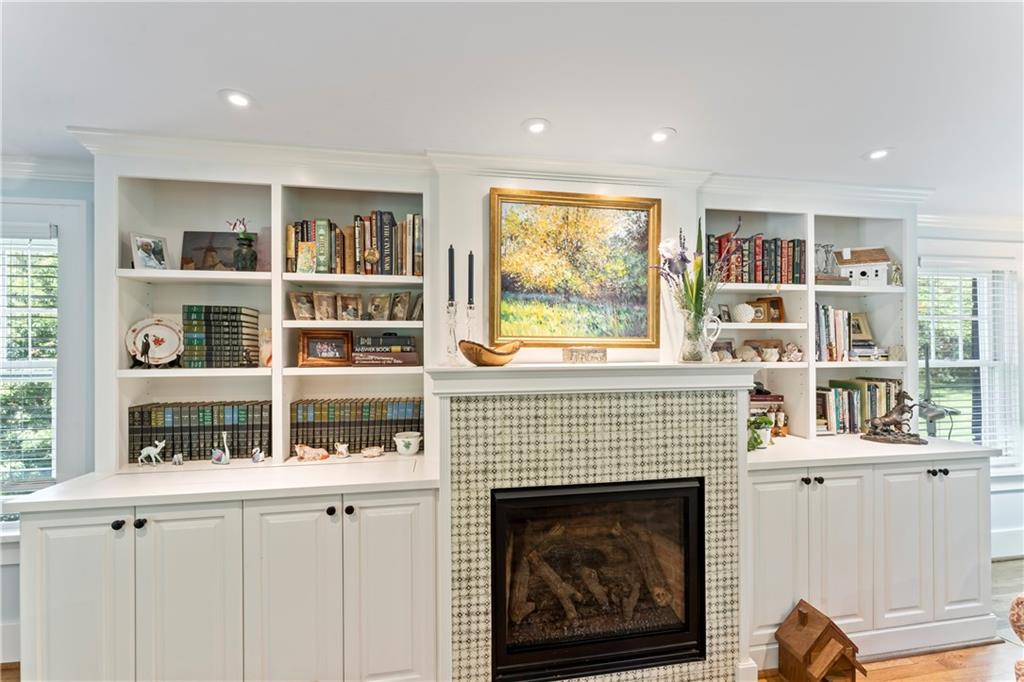 566 Dorseyville Road Pittsburgh, PA 15238 - Photo 20 of 48 a living room with furniture and a fireplace