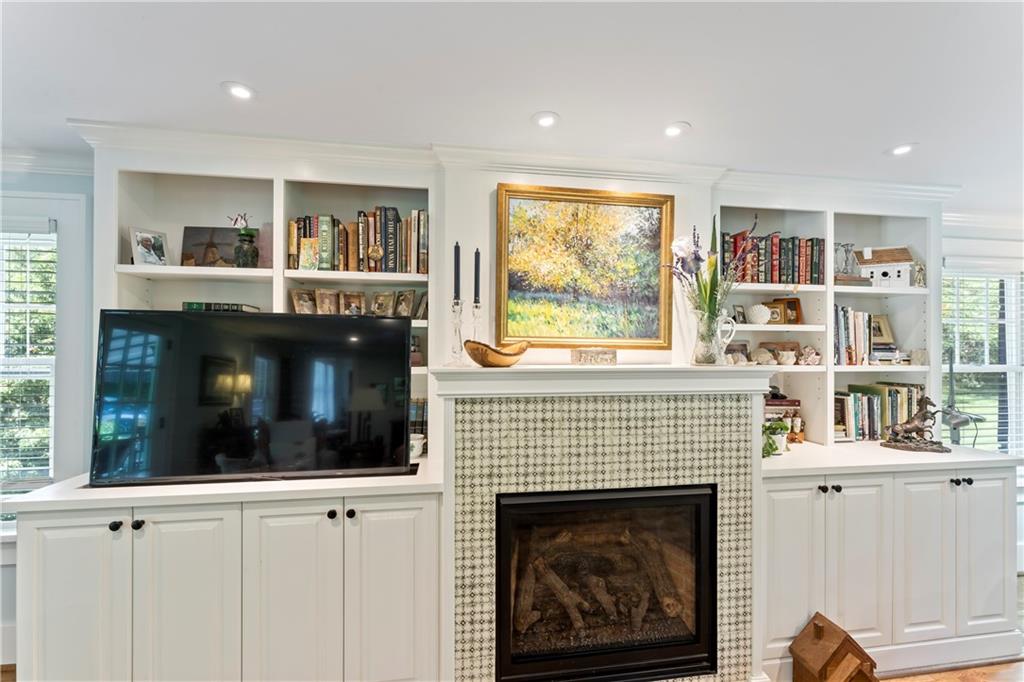 566 Dorseyville Road Pittsburgh, PA 15238 - Photo 21 of 48 a living room with fireplace and a window