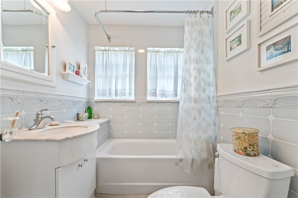 566 Dorseyville Road Pittsburgh, PA 15238 - Photo 26 of 48 a bathroom with a sink a toilet and a bathtub
