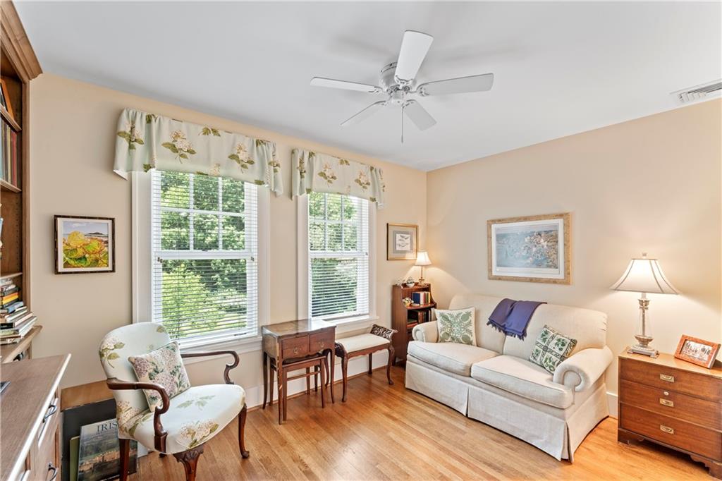 566 Dorseyville Road Pittsburgh, PA 15238 - Photo 28 of 48 a living room with furniture and a large window