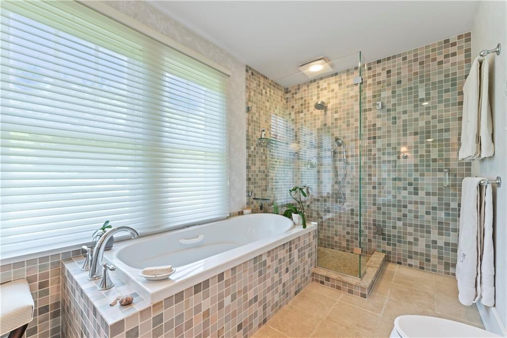 566 Dorseyville Road Pittsburgh, PA 15238 - Photo 35 of 48 a bathroom with a tub a potted plant and a sink