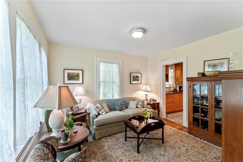 566 Dorseyville Road Pittsburgh, PA 15238 - Photo 9 of 48 a living room with furniture and wooden floor