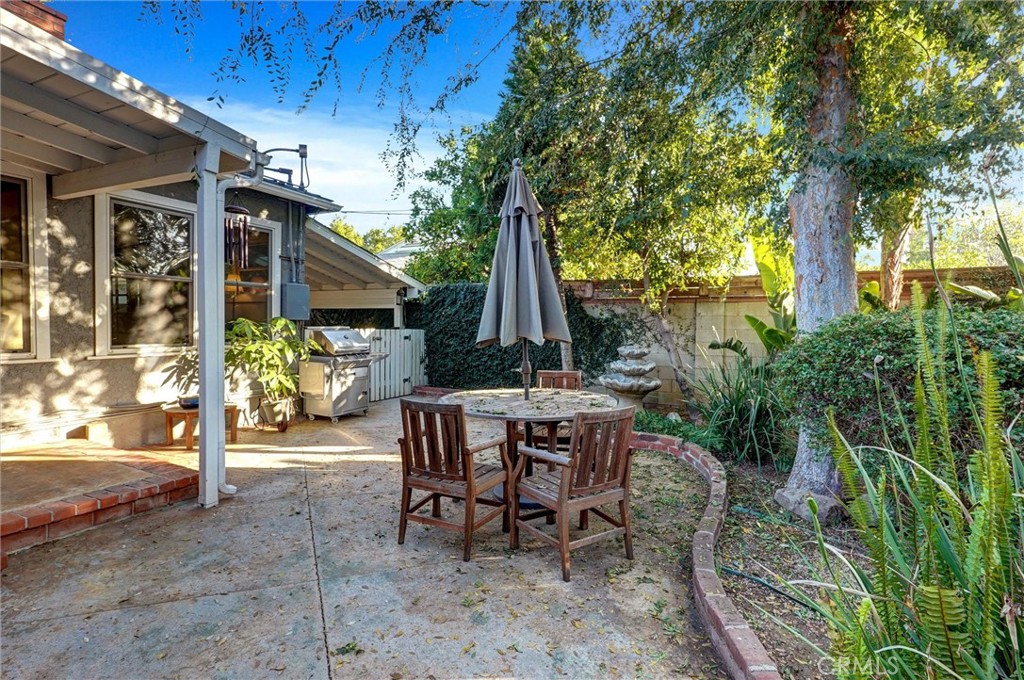 6649 Ranchito Avenue Van Nuys, CA 91405 - Photo 25 of 31 a view of a tables and chairs in patio