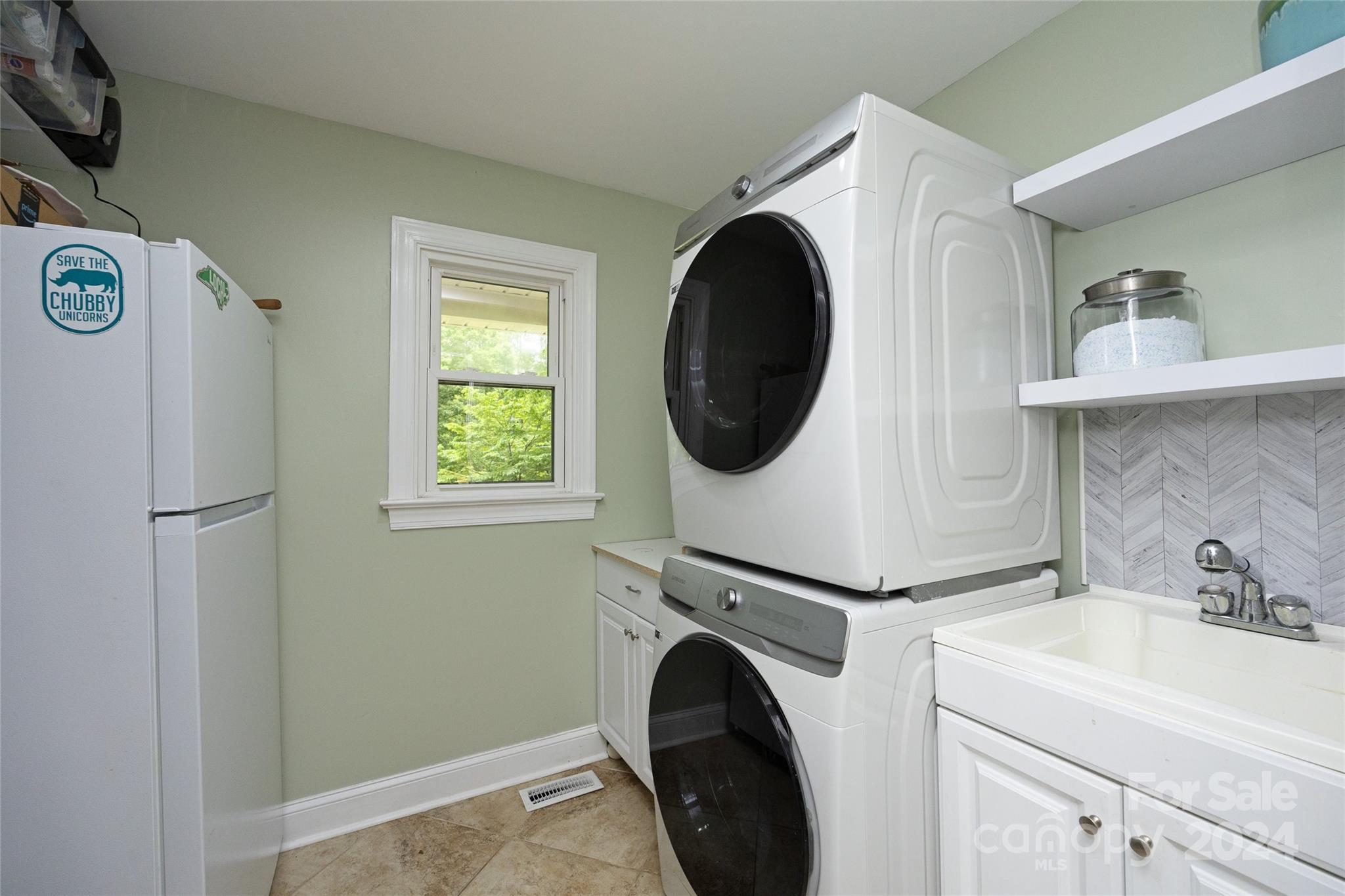 819 Homestead Road Chapel Hill, NC 27516 - Photo 28 of 42 a utility room with dryer and washer